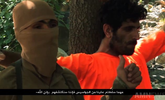 Το Ισλαμικό Κράτος έκοψε τα δύο χέρια “κατασκόπου” και μετά τον αποκεφάλισε (φωτο)
