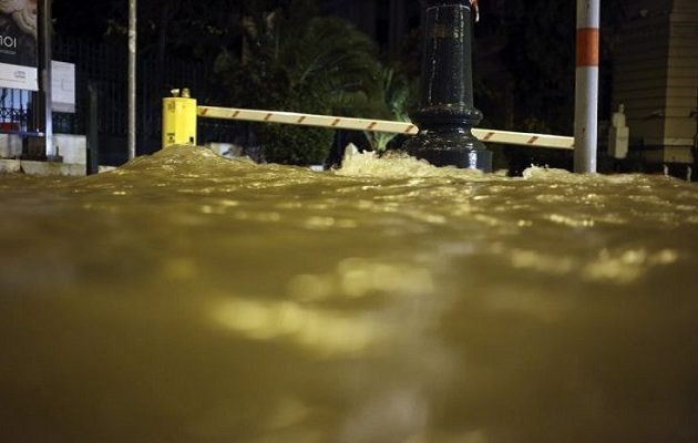 Σφοδρή καταιγίδα, κεραυνοί και χαλάζι στην Αττική