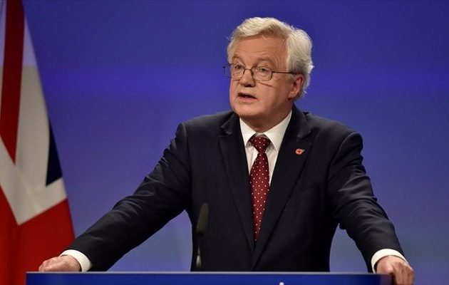 Οι Βρετανοί απορρίπτουν το “τελεσίγραφο” Μπαρνιέ για το λογαριασμό του Brexit