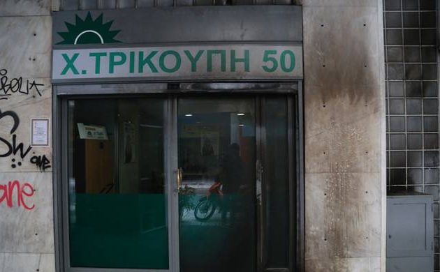 “Γάζωσαν” με καλάσνικοφ τα γραφεία του ΠΑΣΟΚ στα Εξάρχεια – Έριξαν εναντίον αστυνομικών