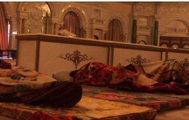 Ταπείνωση: Φυλακισμένοι Σαουδάραβες Πρίγκιπες κοιμούνται στο πάτωμα ξενοδοχείου (φωτο)