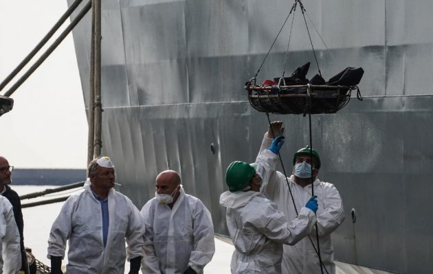 Βρήκαν 26 νεκρές γυναίκες σε πολεμικό πλοίο με 400 μετανάστες που έδεσε στο Σαλέρνο (φωτο)