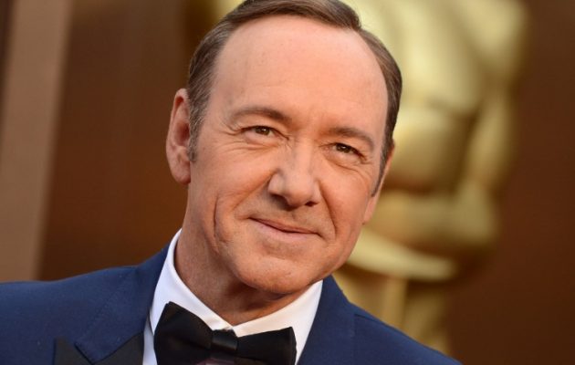 Ο γιος του Ρίτσαρντ Ντρέιφους, Χάρι, καταγγέλλει ότι ο Κέβιν Σπέισι τον “έπιασε” στον καβάλο