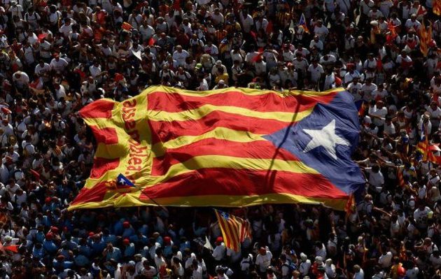 “Στρατιά” 200 Καταλανών δημάρχων πάνε Βρυξέλλες για να στηρίξουν τον έκπτωτο ηγέτη τους