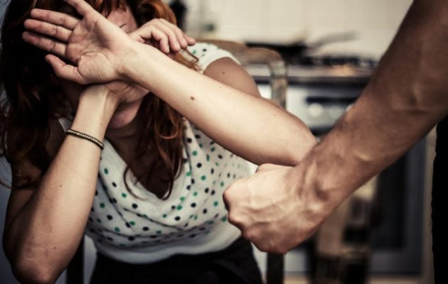 Επτά στις δέκα παντρεμένες γυναίκες κακοποιούνται από τον σύζυγο τους
