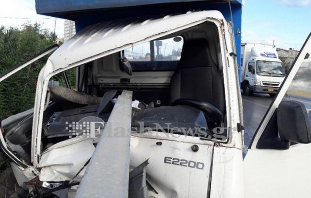 Φορτηγό καρφώθηκε στα κιγκλιδώματα στην εθνική οδό στο Ηράκλειο
