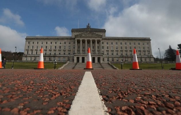 Οργή στη Β. Ιρλανδία: Οι βουλευτές παίρνουν τον μήνα 418.000 ευρώ και… κάθονται