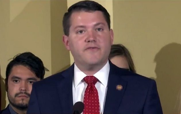 Πολιτικός κατά των δικαιωμάτων των ομοφυλοφίλων πιάστηκε να το “κάνει” με άντρα