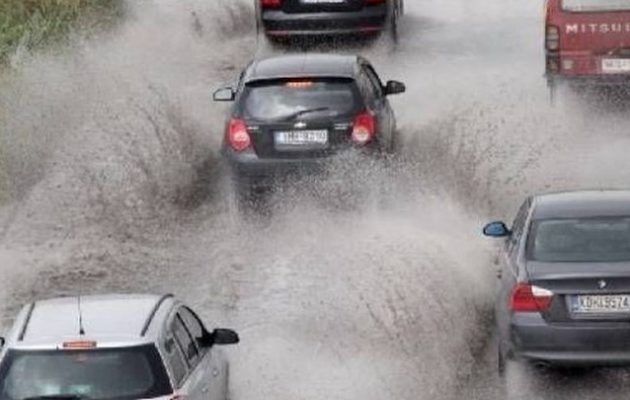 Πλημμύρισε η εθνική οδός Αθηνών-Θεσσαλονίκης