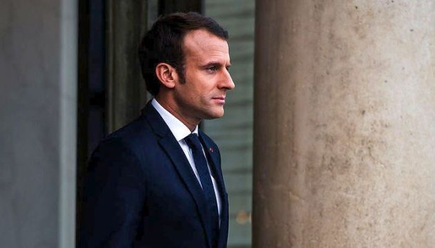 Ο Μακρόν λέει ότι δεν ακυρώνει το ταξίδι του στη Ρωσία