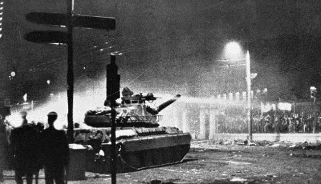 Αποκαλυπτική  συνέντευξη του φωτορεπόρτερ που απαθανάτισε το τανκ στο Πολυτεχνείο (βίντεο)