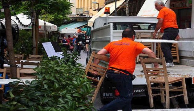 Θεσσαλονίκη: Επιχείρηση “σκούπα” για την απομάκρυνση τραπεζοκαθισμάτων παρουσία εισαγγελέα