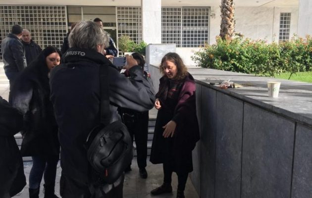 Τραμπούκικη επίθεση Χρυσαυγιτών σε δικηγόρο στη δίκη της Χρυσής Αυγής (φωτο)