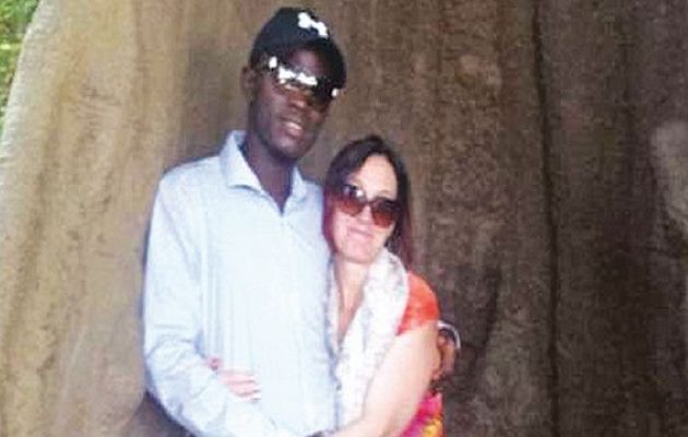 Παράτησε 9 παιδιά και τον άνδρα της για να ζήσει με τον νεότερο εραστή της στην Γκάμπια