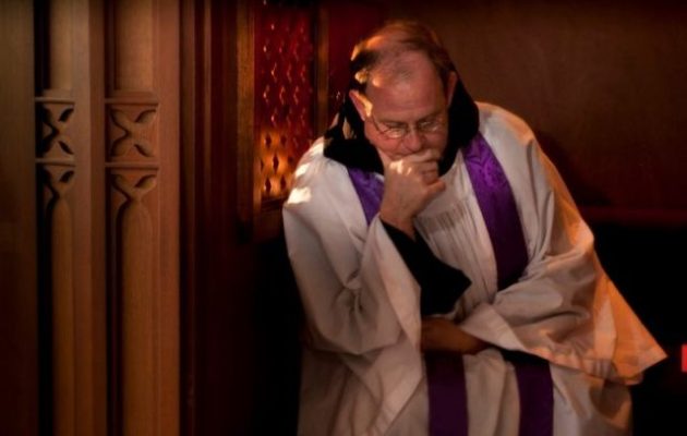 Σε δίκη Βέλγος ιερέας που κατηγορείται ότι “πήρε στο λαιμό του” άνδρα με κατάθλιψη