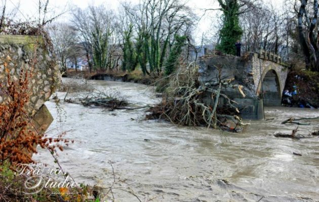 Καστοριά: Κατέρρευσε η γέφυρα της Ποριάς (βίντεο)