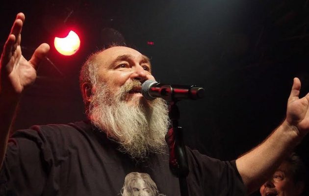 Λιποθύμησε στη σκηνή ο Τζίμης Πανούσης (βίντεο)