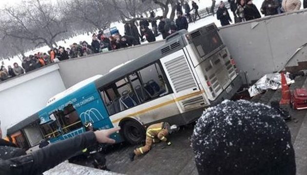 Φρίκη στη Μόσχα: Λεωφορείο “θερίζει” πεζούς σε υπόγεια διάβαση – Τουλάχιστον 5 νεκροί (βίντεο)