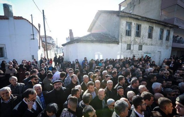 Μουσουλμάνοι περιμένουν τον Ερντογάν στο τζαμί στην Κομοτηνή (φωτο)