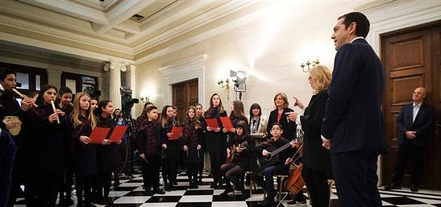 Το Χριστουγεννιάτικο μήνυμα του Τσίπρα: «Είναι δίκαιο και μας αξίζει» (βίντεο)