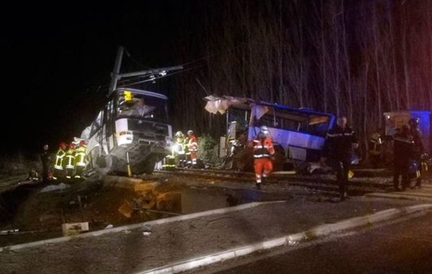 Νεκρά έξι παιδιά από το ασύλληπτο δυστύχημα με το σχολικό που κόπηκε στα δύο