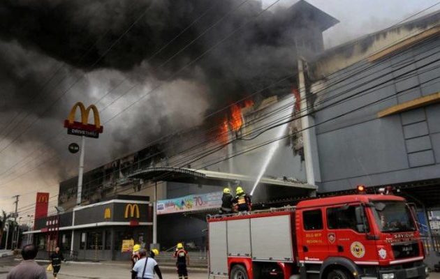 Νεκροί όλοι οι εγκλωβισμένοι στο φλεγόμενο εμπορικό κέντρο στις Φιλιππίνες