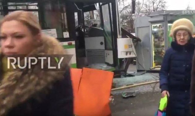 Λεωφορείο στη Μόσχα έπεσε πάνω σε πεζούς που περίμεναν σε στάση (βίντεο)