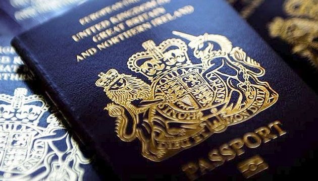 Τα βρετανικά διαβατήρια αλλάζουν χρώμα μετά το Brexit- Θα ξαναγίνουν μπλε