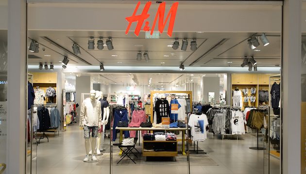 Ποια διεθνής αλυσίδα ρούχων βάζει λουκέτο στα περισσότερα καταστήματα της