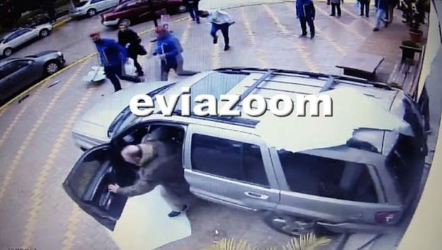 Σοκ: Η στιγμή που τζιπ σπάει τη βιτρίνα και εισβάλει στο γεμάτο με κόσμο κατάστημα στην Εύβοια (βίντεο)