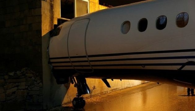 Σταθμευμένο αεροπλάνο “καρφώθηκε” σε κτήριο από τους θυελλώδεις ανέμους (φωτο)