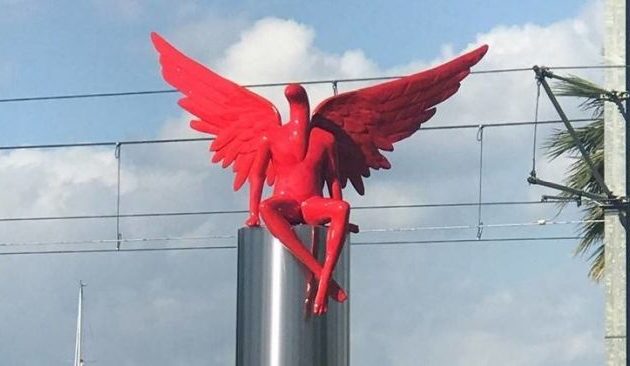 “Φυλάσσει συμβολικά την πόλη” λέει ο δήμαρχος – Πού βρίσκεται ο κόκκινος “άγγελος” που ξεσηκώνει αντιδράσεις (φωτο)