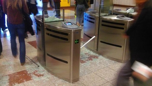 Κουκουλοφόροι τα “έσπασαν” στον σταθμό του Μετρό στο Πανεπιστήμιο (φωτο)