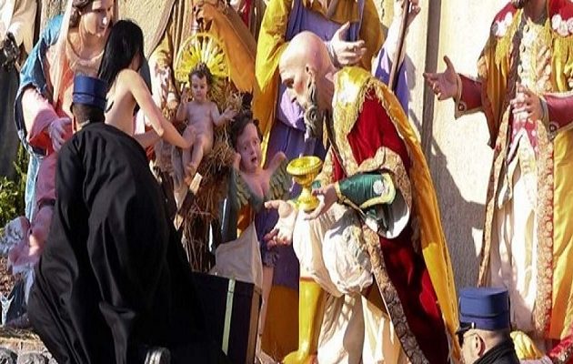 Γυμνή ακτιβίστρια όρμησε  να αρπάξει τo ομοίωμα του Ιησού από φάτνη στο Βατικανό (βίντεο)
