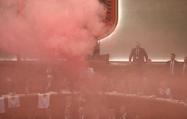 Η Αμερικανική Πρεσβεία απέτρεψε την εισβολή διαδηλωτών στην Αλβανική Βουλή;