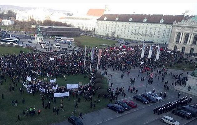 “Δεν θέλουμε γουρούνια ναζί”: Διαδηλώσεις κατά της συμμετοχής του ακροδεξιού αυστριακού κόμματος στη κυβέρνηση
