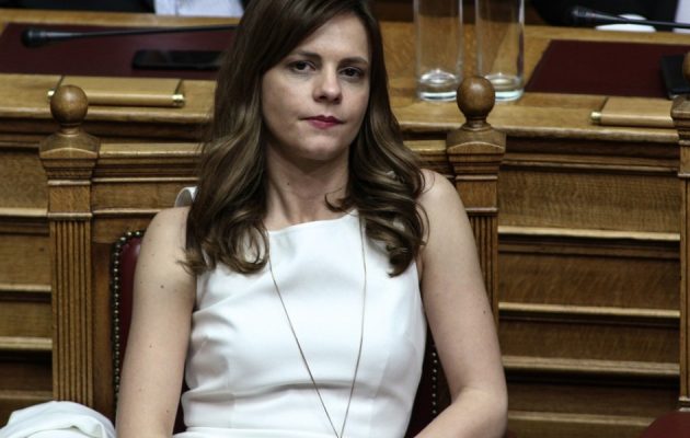 Σκληρή απάντηση Αχτσιόγλου στον Μητσοτάκη για το «φιλοδώρημα» στους νέους