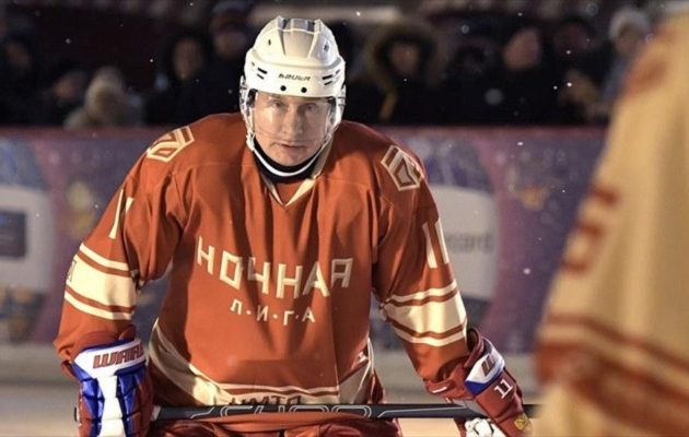 Ο Πούτιν παίζει χόκεϋ στην Κόκκινη Πλατεία με αντιπάλους αστέρες του αθλήματος