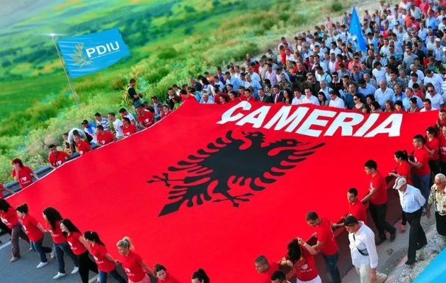 Οι Αλβανοτσάμηδες ανακάλυψαν «αλβανική μειονότητα» στην Ελλάδα – Δεν θέλουν ελληνικά στρατιωτικά νεκροταφεία