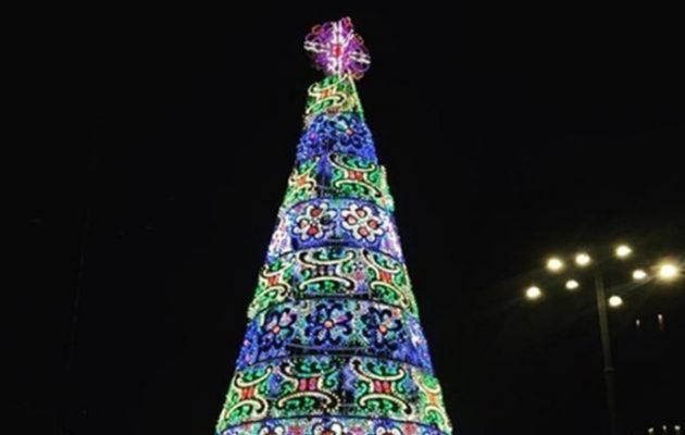 21χρονος από τη Γκάμπια προσπάθησε να κατεβάσει τον σταυρό από χριστουγεννιάτικο δέντρο στο Μιλάνο