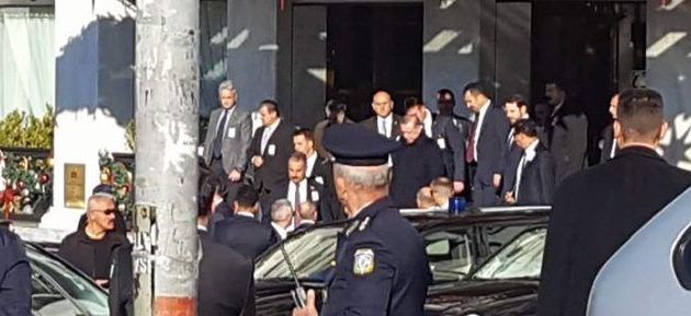Στρατός από φρουρούς για τον Ερντογάν την ώρα που φεύγει από την “Μεγάλη Βρεταννία” (βίντεο)