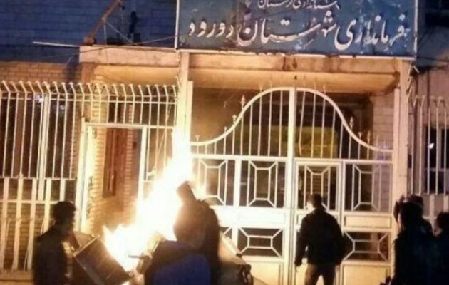 Νεκροί διαδηλωτές στο Ιράν – Η Αστυνομία άνοιξε πυρ πάνω στο πλήθος (βίντεο)
