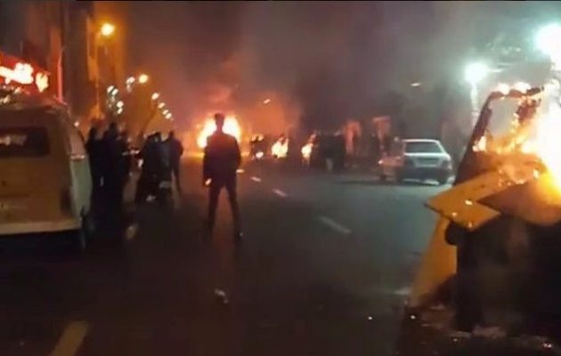 Μεγάλες διαδηλώσεις ξέσπασαν στο Ιράν – «Τέλος στη δικτατορία» (βίντεο)