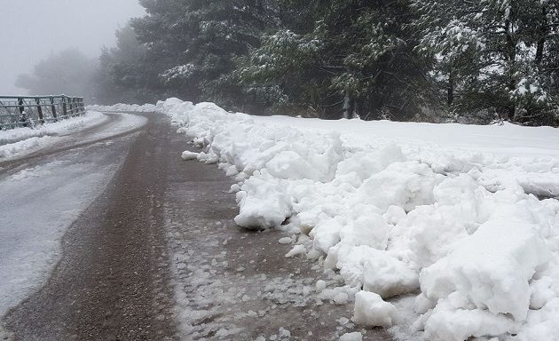 Ουρές χιλιομέτρων και εκατοντάδες ΙΧ εγκλωβισμένα από την επέλαση του χιονιά (φωτο+βίντεο)