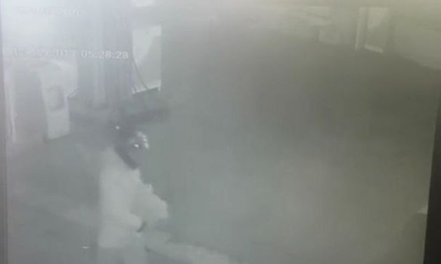 Δείτε τη στιγμή που οι δράστες τοποθετούν τα εκρηκτικά στο βενζινάδικο (βίντεο)