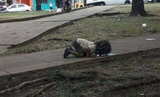 Φωτογραφία σοκ: Κοριτσάκι πίνει βρώμικο νερό από λακκούβα