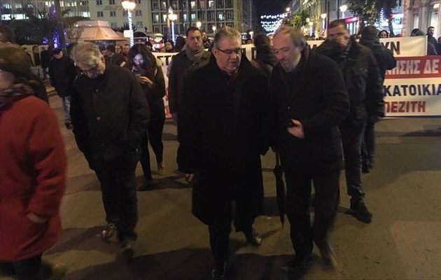 Προπηλακισμό του Δημ. Κουτσούμπα από τα ΜΑΤ έξω από τη Βουλή κατήγγειλε ο Παφίλης (βίντεο)