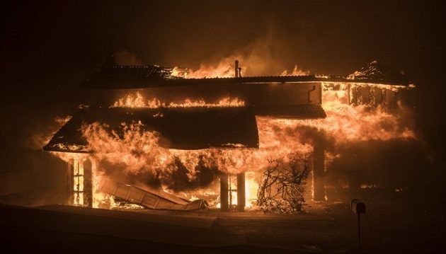 Φονικές πυρκαγιές στο Λ. Άντζελες- Ένας νεκρός και εκατοντάδες εκκενώσεις σπιτιών