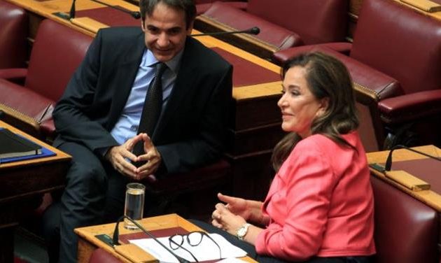 Γιατί ο Μητσοτάκης “κόβει” τη Ντόρα – Η “υποσχετική” και ο πόλεμος της ΝΔ