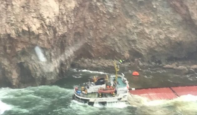 Διασώθηκαν οι 12 ναυτικοί φορτηγού πλοίου από βραχονησίδα στη Μύκονο (φωτο)